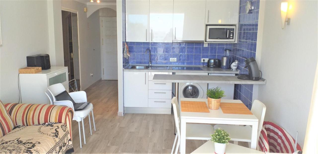 Apartment With A Large South-Facing Balcony, Sea View And Wifi In Las Americas Center Плая-де-лас-Америкас Экстерьер фото